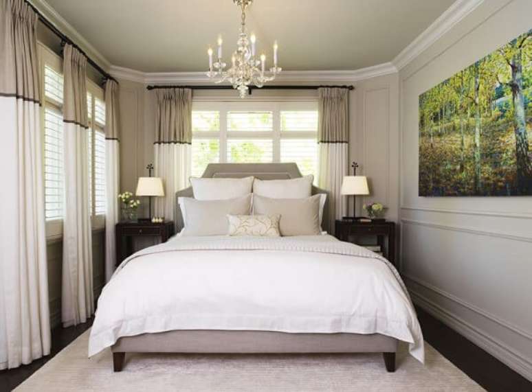 38. O lustre acima da cama de viúva traz ainda mais elegância para o quarto de casal. Fonte: Pinterest