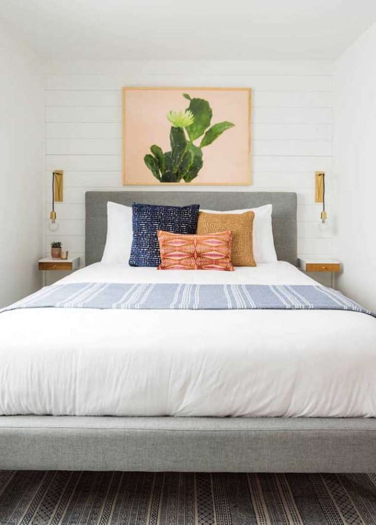 17. O quadro centralizado no meio da cama de viúva traz charme para a decoração. Fonte: Pinterest