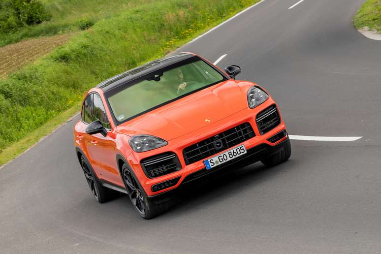 Cayenne Turbo Coup&eacute; tem o motor a combust&atilde;o 4.0 V8 com 550 cv de pot&ecirc;ncia. 