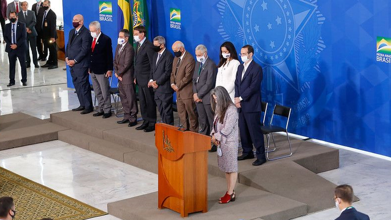 Ao fim de seu discurso, a médica Raissa Soares pediu um minuto de silêncio para vítimas da covid-19 no país