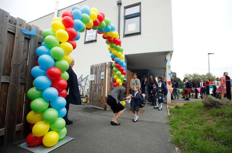 Crianças voltam às aulas na Academia Pimária Harris, em Londres
03/09/2020
REUTERS/Matthew Childs