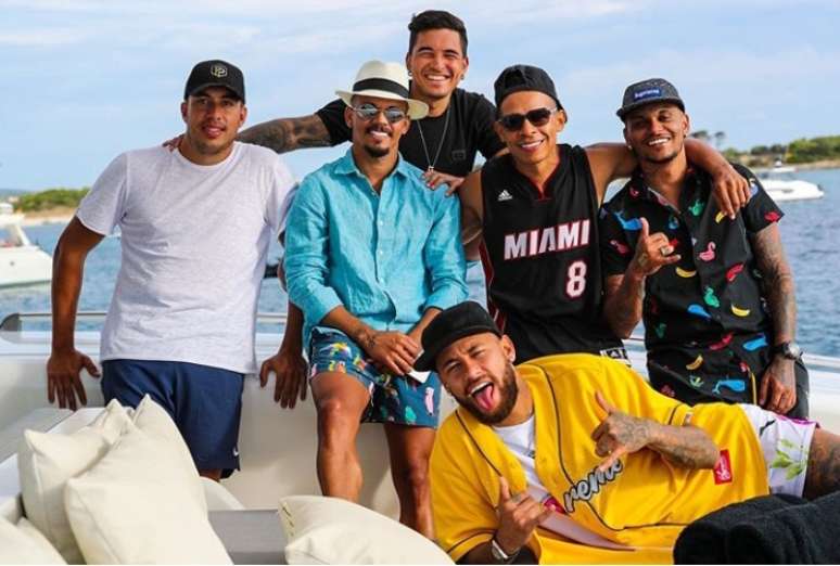 Neymar com amigos em passeio recente à Ilha de Ibiza, na Espanha: todos sem máscara