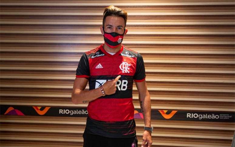 Flamengo nega propostas por Isla e planeja ter lateral até o fim do  contrato, Flamengo