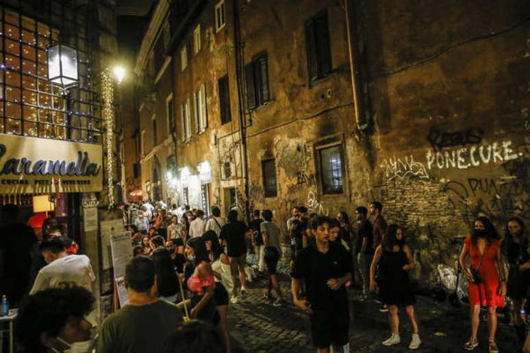 Vida noturna em Trastevere, bairro boêmio de Roma