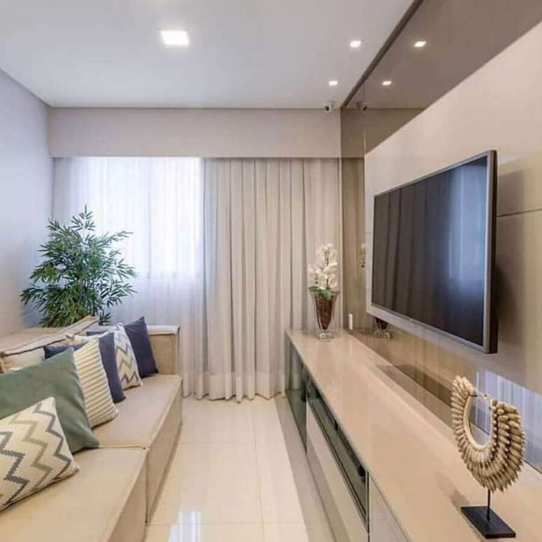 11. Decoração clean com suporte para TV na parede de sala pequena – Foto: Behance