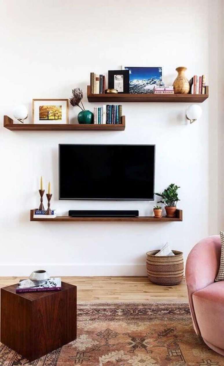 14. Decoração simples com TV na parede com prateleiras – Foto: Casa de Valentina