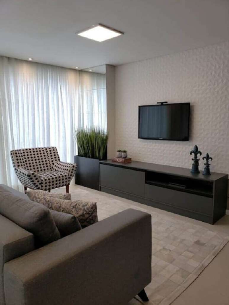 19. Decoração de sala cinza e branca com TV na parede com revestimento 3D – Foto: Pinterest