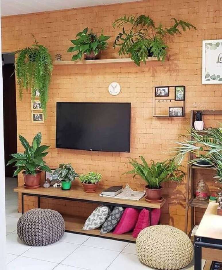 21. Decoração simples de sala com TV na parede de tijolinho à vista – Foto: Casa de Valentina