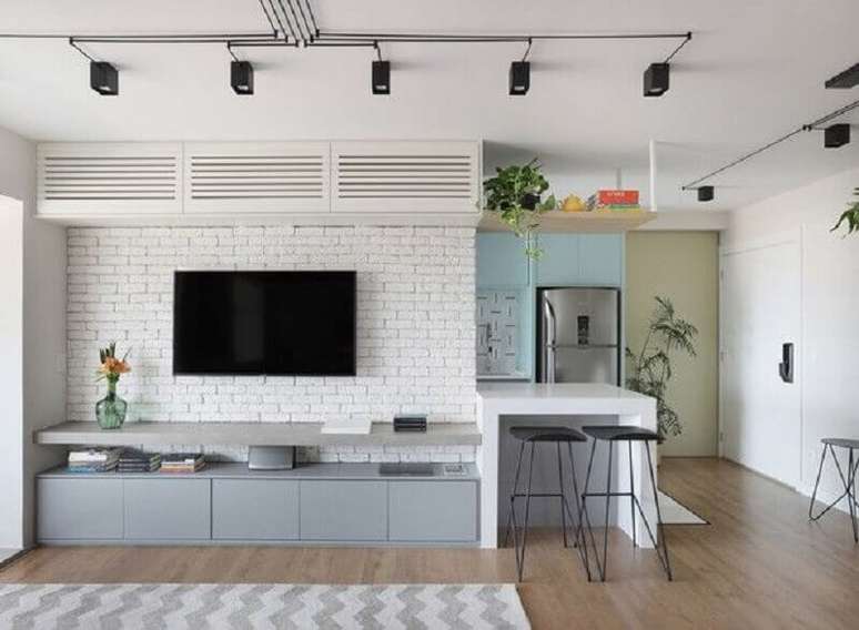 24. Decoração de sala com TV na parede e rack planejado moderno – Foto: Pinterest