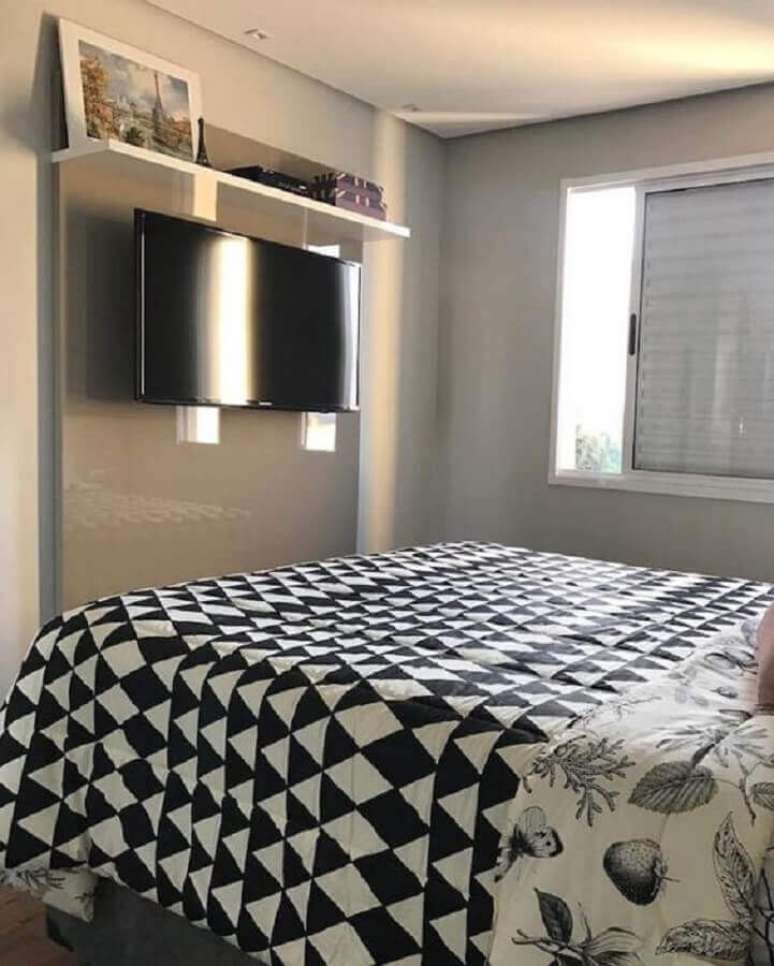 27. Decoração com TV na parede do quarto cinza com painel planejado – Foto: Dicas de Mulher