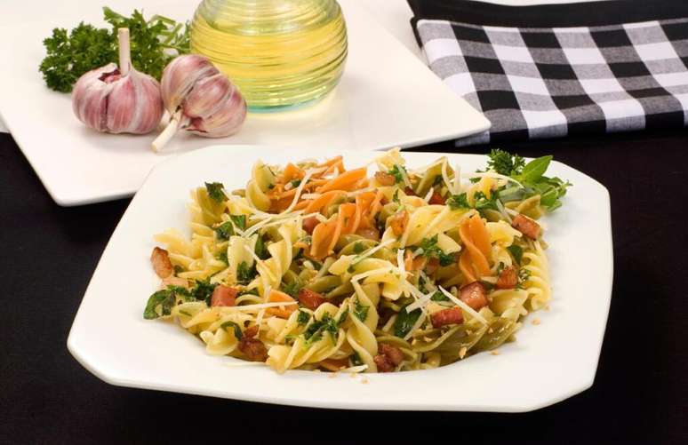 Guia da Cozinha - 7 receitas ao alho e &oacute;leo para quem n&atilde;o dispensa massas