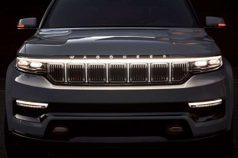Luzes de LED circulam a grade do Jeep e realçam a marca bem ao estilo americano.