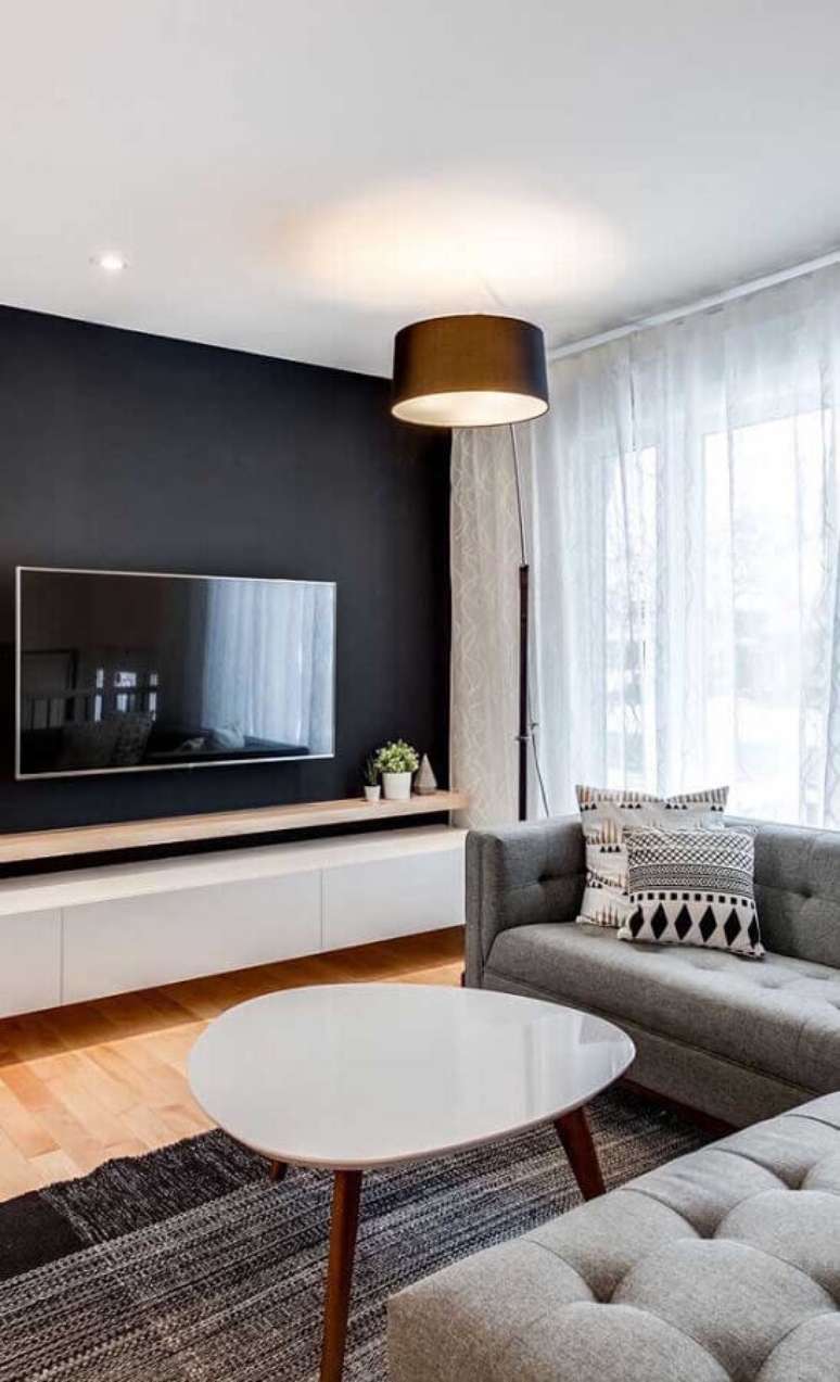 30. Decoração de sala com TV na parede preta e sofá de canto cinza – Foto: Home Fashion Trend