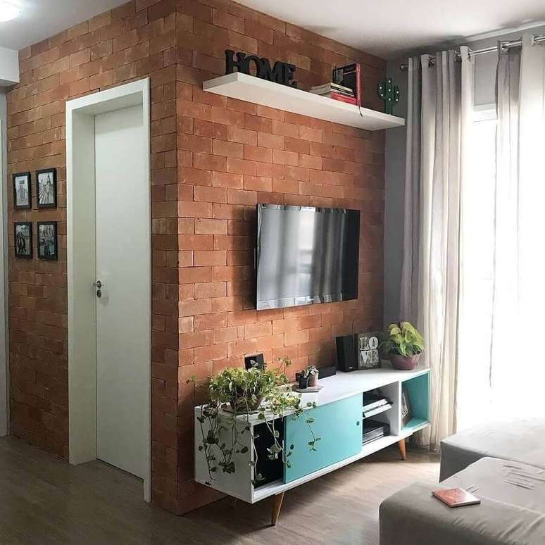 36. TV direto na parede de tijolinho de sala pequena com rack retrô – Foto: Pinterest