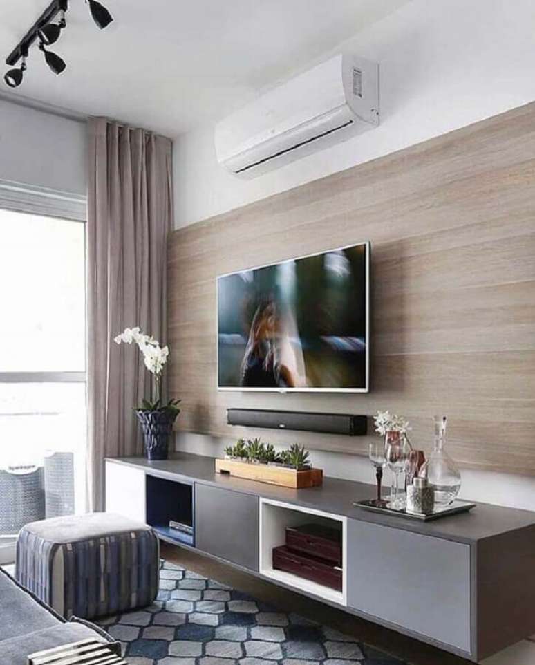 40. Sala pequena moderna decorada com suporte para TV na parede – Foto: Pinterest