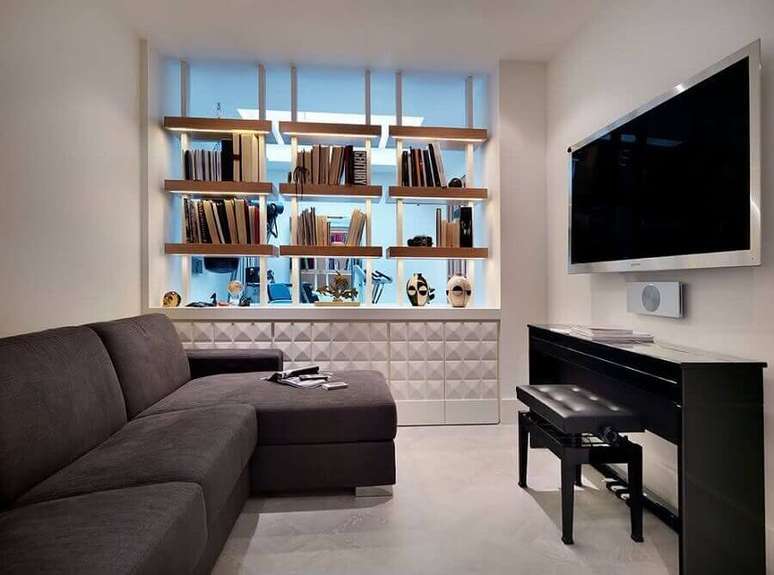 42. TV direto na parede de sala minimalista com sofá cinza com chaise – Foto: Houzz