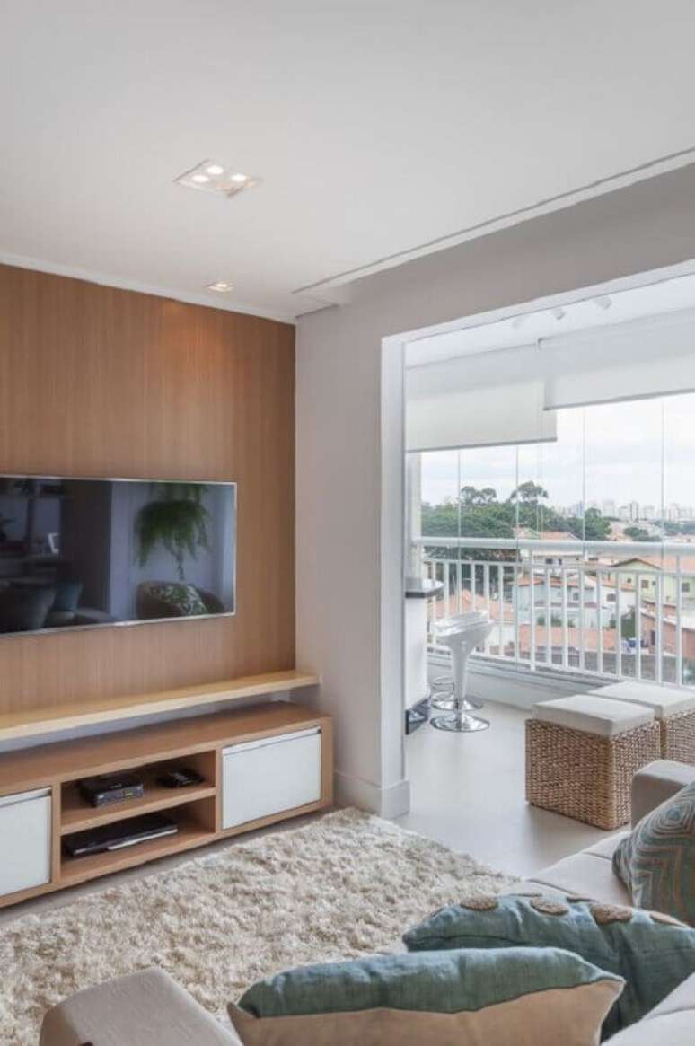 47. Decoração de sala com TV na parede e tapete felpudo bege – Foto: Arquiteta Ana Medeiros
