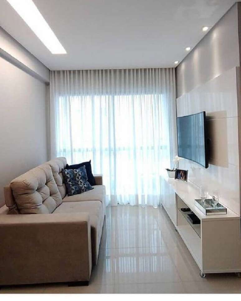 50. Sala simples decorada com suporte para TV na parede – Foto: Artlux Cortinas e Persianas
