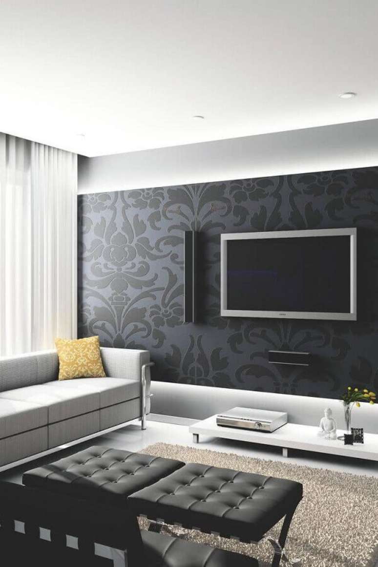 52. Decoração de sala moderna com TV na parede com papel de parede preto clássico – Foto: Pinterest