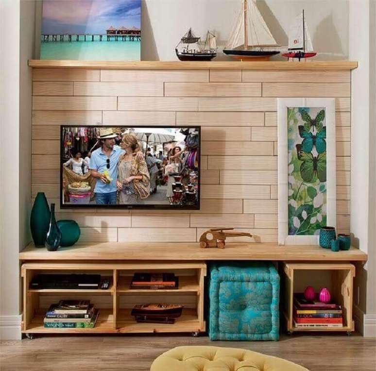 54. Sala simples decorada com TV na parede – Foto: Pinterest