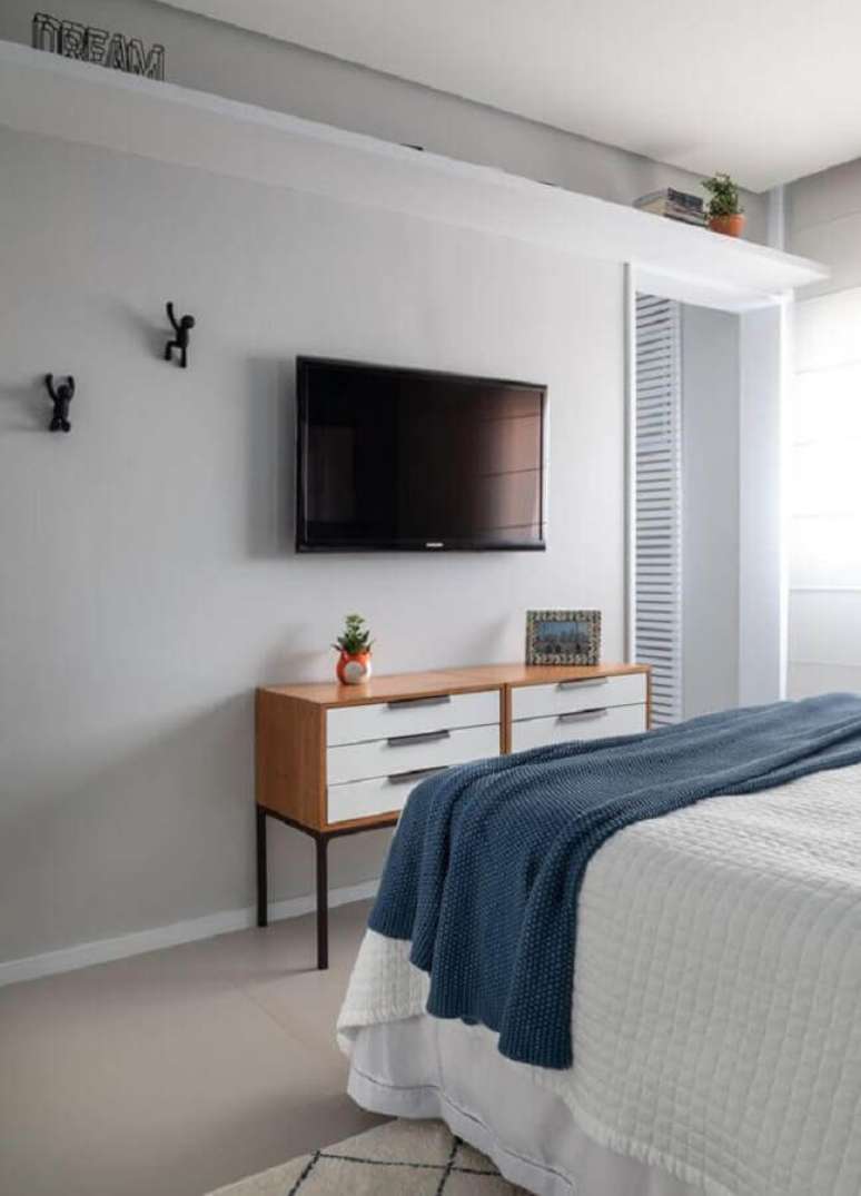 59. Decoração minimalista com TV na parede do quarto – Foto: Mariana Carvalho Arquitetura