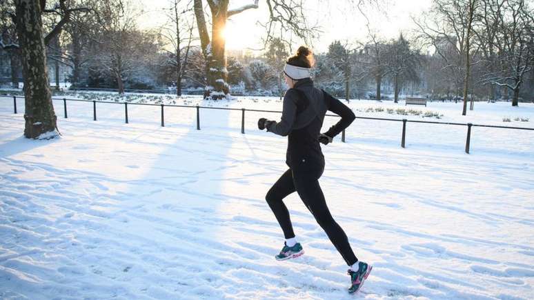 Quando você se exercita intensamente, não é necessário usar camadas pesadas de roupas para se aquecer
