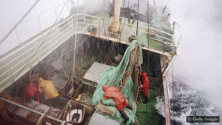 Os pescadores foram jogados ao mar a uma distância de 5km da costa