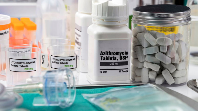 A azitromicina foi testada em estudo clínico brasileiro somada ao tratamento padrão, que incluía também a hidroxicloroquina