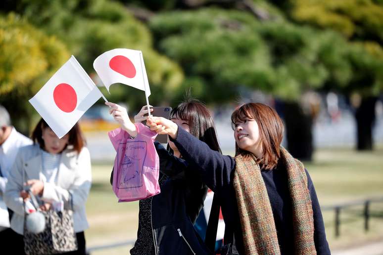 Japonesas erguem bandeiras do pa&iacute;s
10/11/2019
REUTERS/Kim Hong-ji