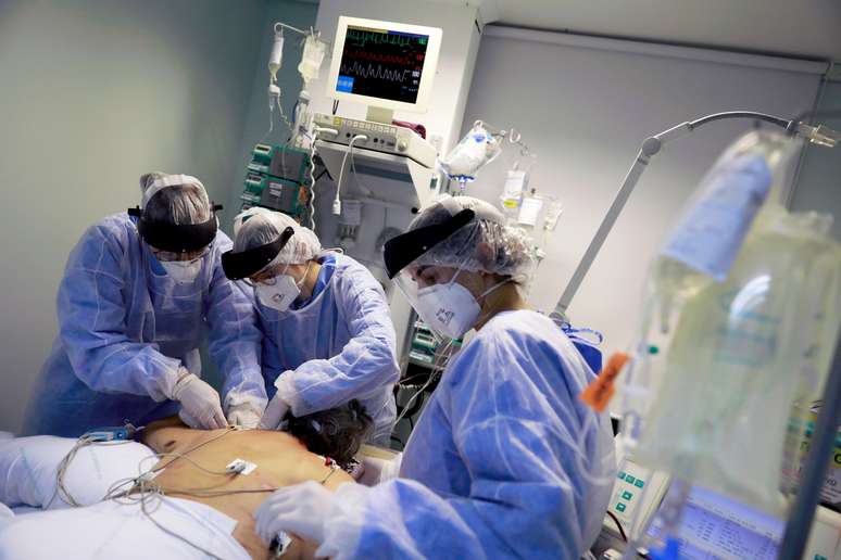 Paciente com coronavírus é tratado em hospital
17/04/2020
REUTERS/Diego Vara