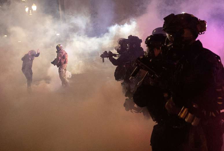 Forças de segurança disparam bombas de gás lacrimogêneo durante protestos em Portland
30/07/2020
REUTERS/Caitlin Ochs