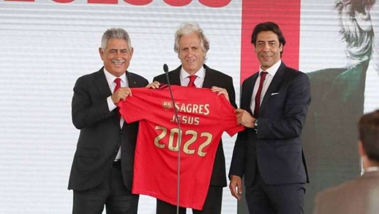 Luís Filipe Vieira e Rui Costa na apresentação de Jorge Jesus como novo técnico do Benfica (Foto: Divulgação/Benfica)