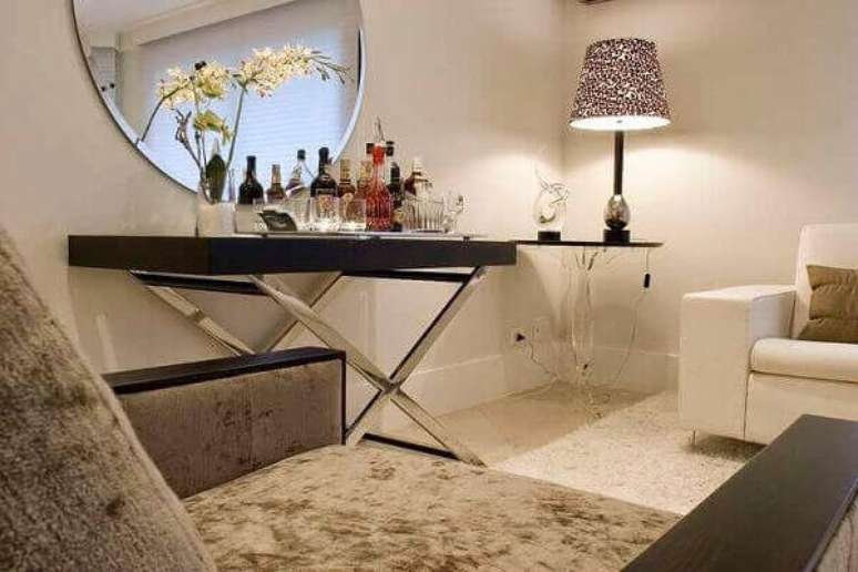 10- O espelho redondo na parede juntamente com o aparador espelhado bar comp&otilde;e a decora&ccedil;&atilde;o da sala de estar. Fonte: Pinterest