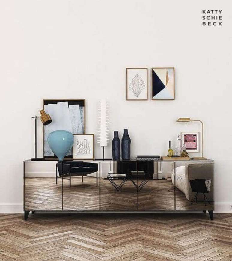 11- O aparador baixo com portas espelhadas refletem os objetos decorativos da sala. Fonte: Pinterest