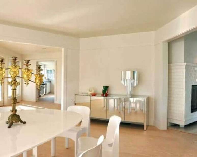 38- O aparador espelhado comp&otilde;e a decora&ccedil;&atilde;o moderna e clean. Fonte: Pinterest