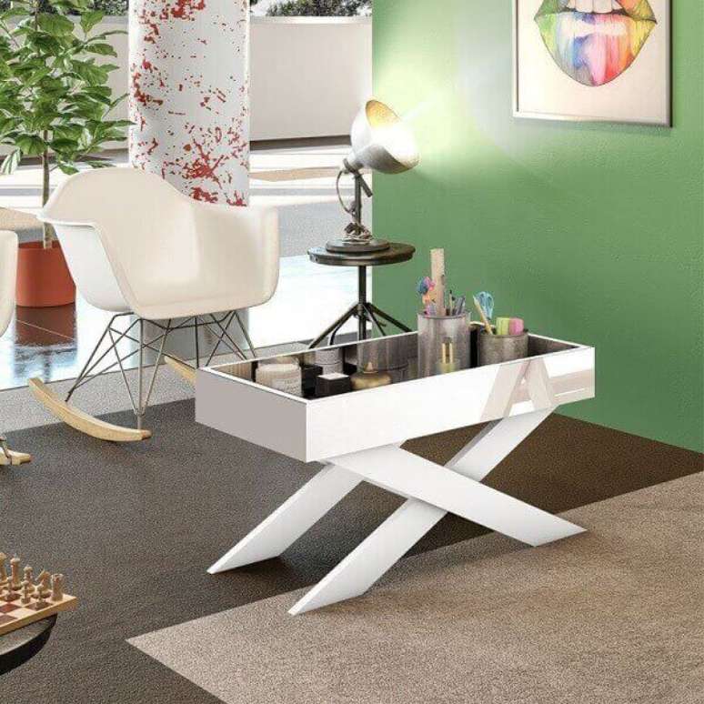 47- Aparador espelhado pequeno com p&eacute;s brancos &eacute; utilizado na decora&ccedil;&atilde;o moderna. Fonte: M&oacute;veis aqui