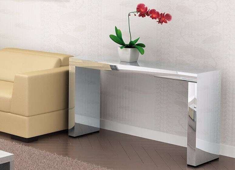 54- O aparador espelhado serve como apoio para vaso de planta. Fonte: Pinterest