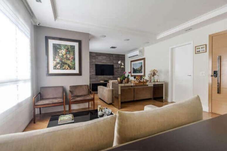 37- Aparador encostado atr&aacute;s do sof&aacute; delimita os espa&ccedil;os. Fonte: Fernanda Duarte