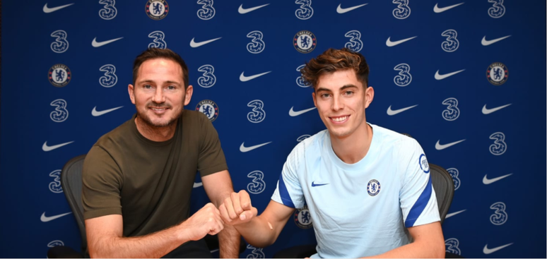 Havertz ao lado de Frank Lampard, técnico do Chelsea (Foto: Divulgação/Chelsea)