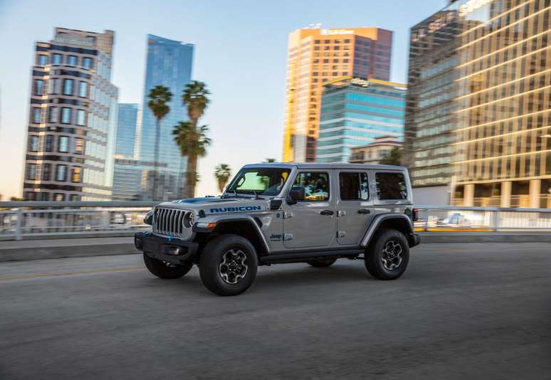 Wrangler Rubicon 4xe possui o sistema 4x4 Rock-Trac, mas também pode ser usado na cidade. 