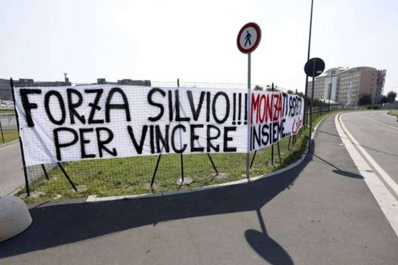 Faixa instalada à frente do hospital San Raffaele de Milão deixa melhora para Berlusconi