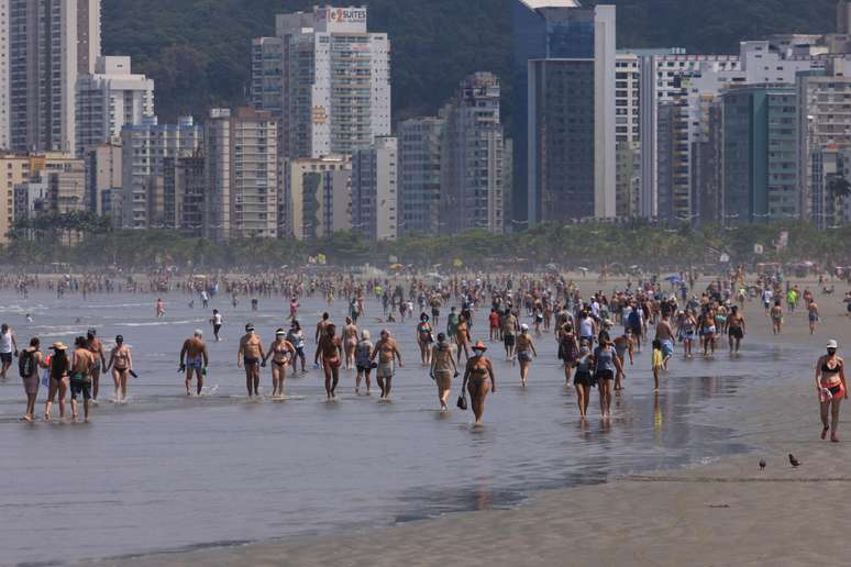 Movimentação em praia da cidade de Santos (SP), no sábado (5)