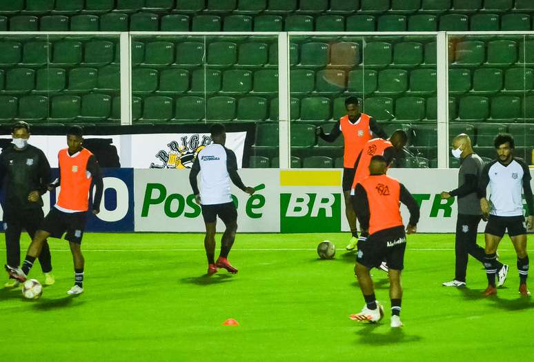 Jogadores do Figueirense durante aquecimento antes da partida contra o Paraná 