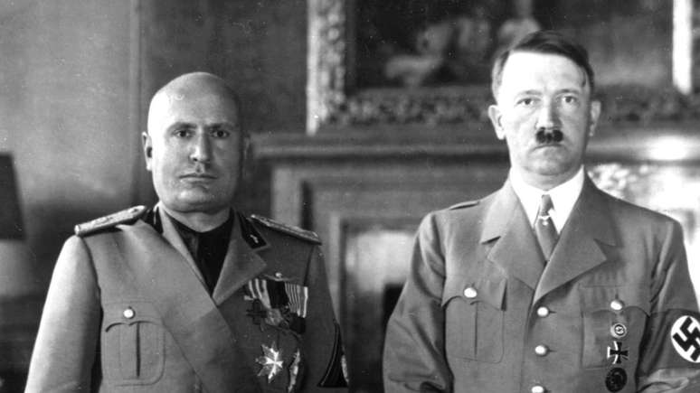Benito Mussolini e Adolf Hitler foram aliados durante a Segunda Guerra Mundial e tinham um relacionamento pessoal