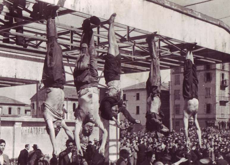 Os corpos do 'Duce', de sua parceira Claretta Petacci e de outros fascistas foram pendurados pelos pés e exibidos na Piazzale Loreto de Milão em 29 de abril de 1945.
