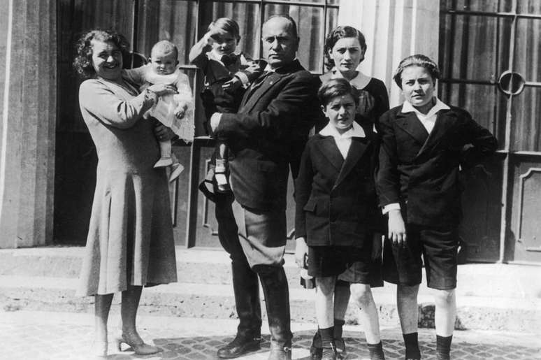 Mussolini era casado com Rachele Guidi, mas teve uma larga lista de amantes