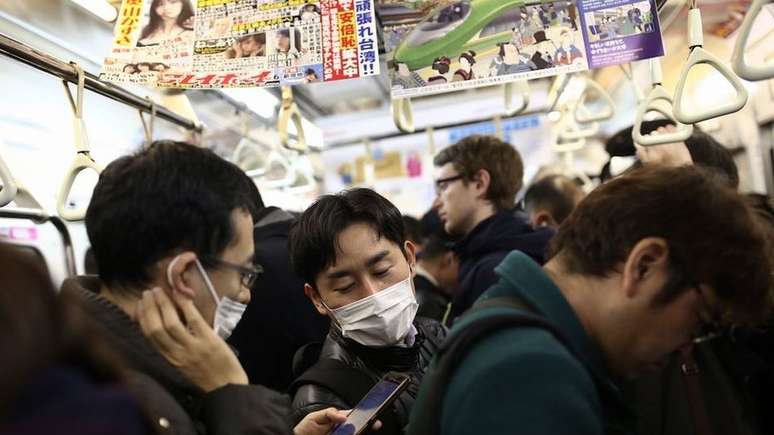 José Luis Jiménez aponta que, no Japão, o hábito de não falar no metrô pode explicar por que infecções não são tão comuns, mesmo com transporte cheio