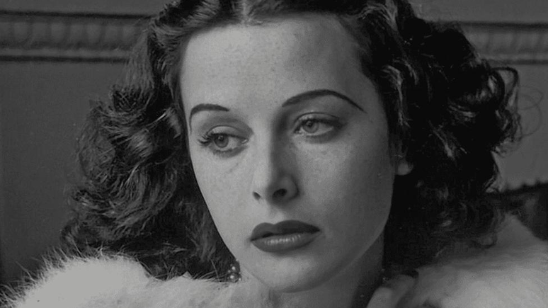 Chegou a Hollywood com um contrato de sete anos a US$ 550 semanais, com os ajustes usuais (o máximo jamais oferecido a uma novata) e um novo nome: Hedy Lamarr, mais amigável aos falantes da língua inglesa