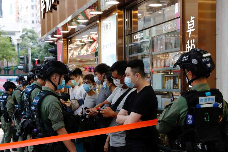 Polícia de Hong Kong prende manifestantes contra o governo