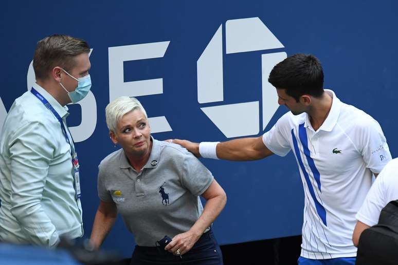 Djokovic acertou bolinha em juíza de linha e acabou desclassificado 